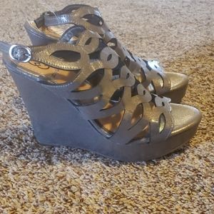 Daisy Fuentes wedges size 6